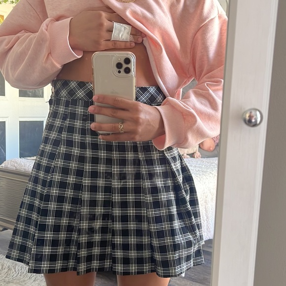 This a plaid black and white skirt from H&M. This is a size 6 - Picture 2 of 3